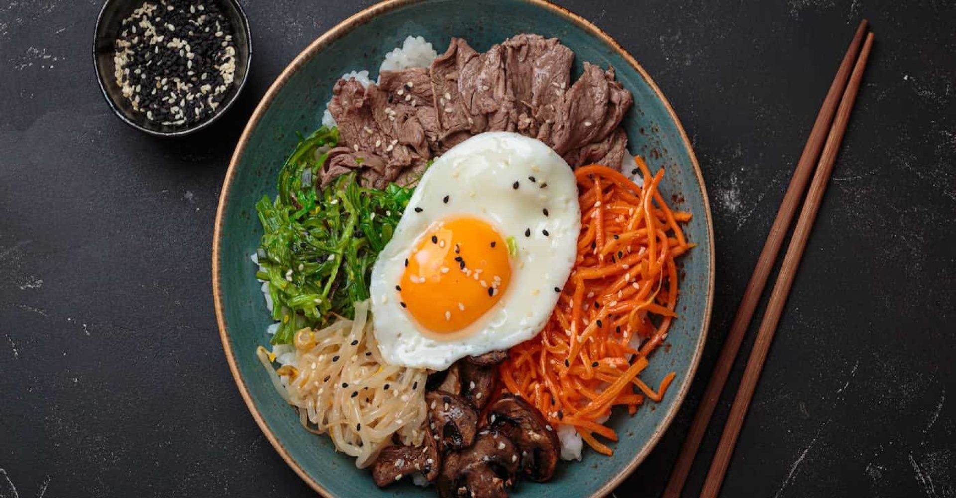 Bibimbap: piatto coreano a base di riso, carne, verdure saltate in olio di sesamo