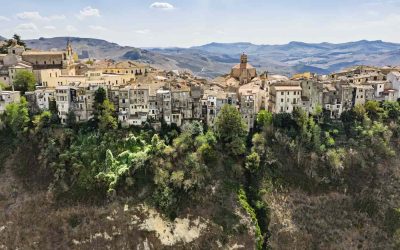 Vista aerea della pittoresca cittadina
sulle Madonie che mostra tradizionali edifici in pietra