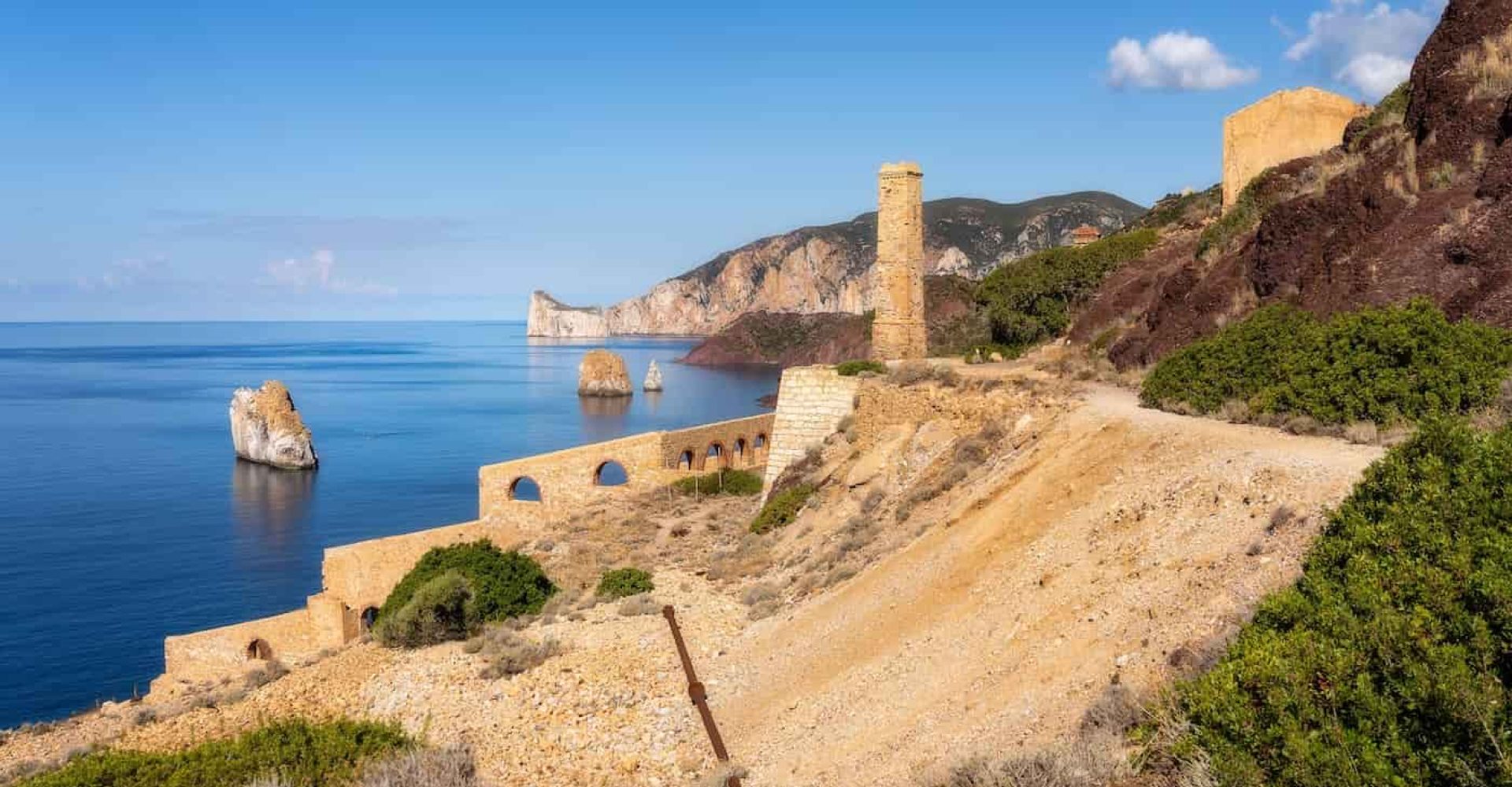 Tra le miniere abbandonate e il mare, lungo il Cammino Minerario di Santa Barbara