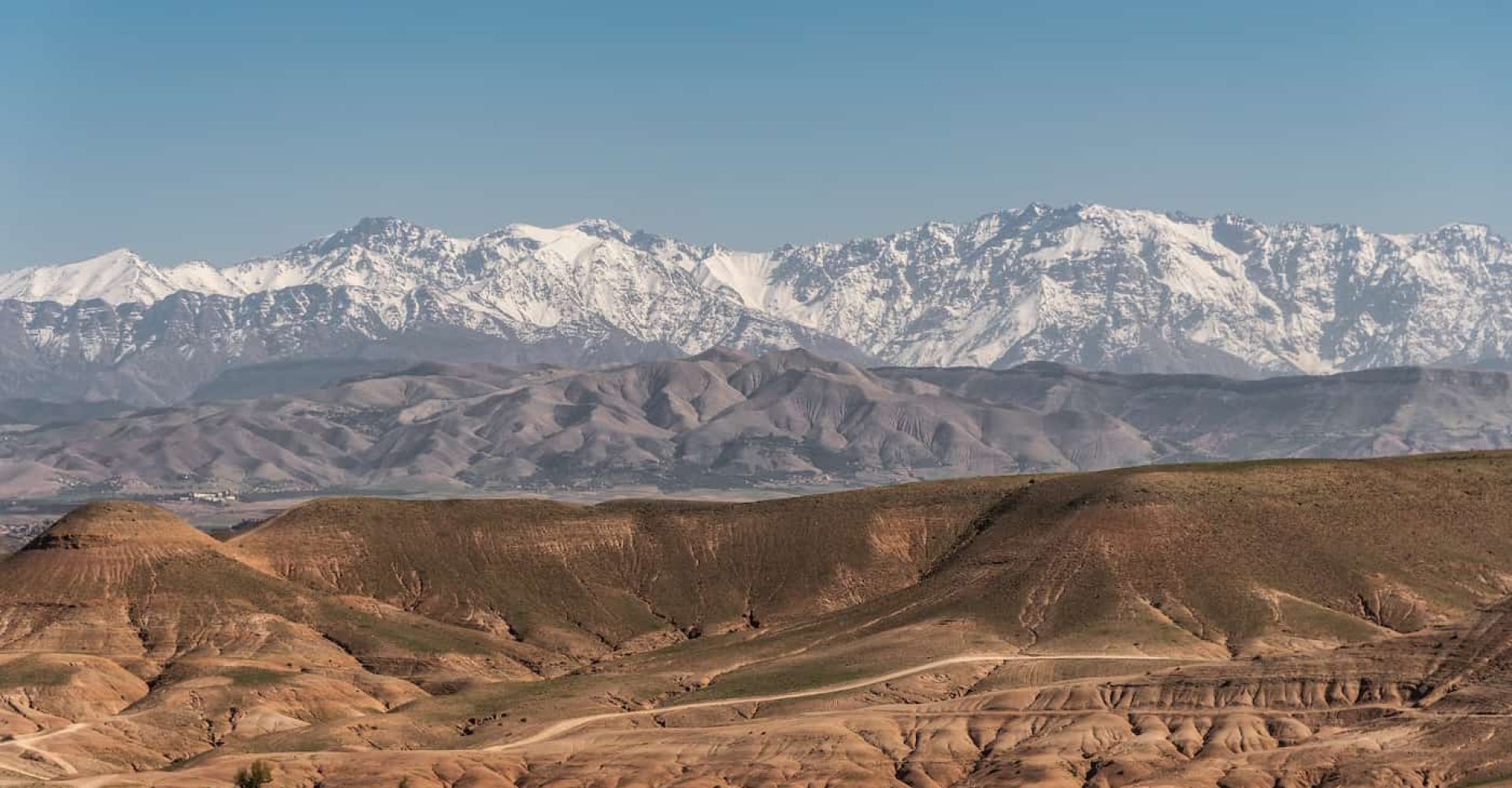 Veduta del deserto di Agafay con le montagne dell'Alto Atlante in Marocco - Shutterstock