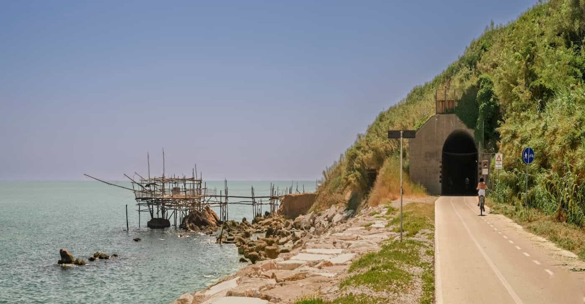 Un tratto di strada lungo la Via Verde della Costa dei Trabocchi, a San Vito Chietino