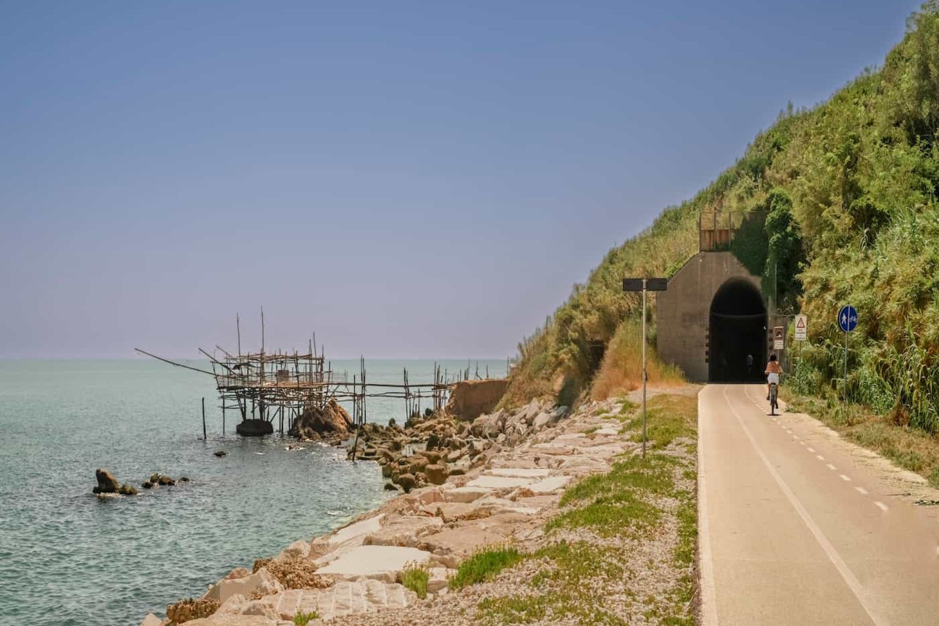 Un tratto di strada lungo la Via Verde della Costa dei Trabocchi, a San Vito Chietino