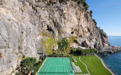 Il campo del San Pietro di Positano con la spiaggia privata e il
ristorante Carlino